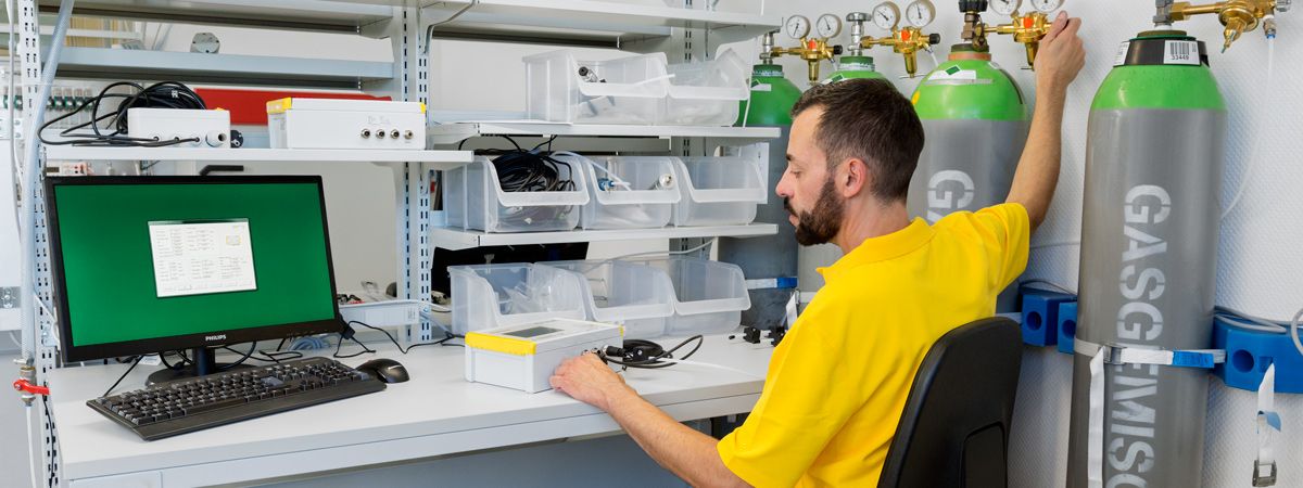 Profesional de Suto trabajando en oficina
