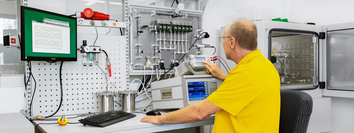 Profesional de Suto trabajando con equipo de calibración