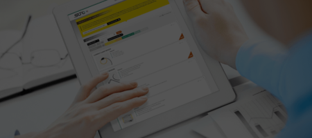 Persona dentro del sitio web de SUTO mediante una tablet