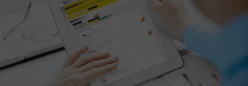 Persona visitando la web de SUTO desde una tablet