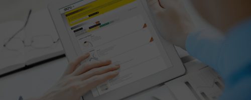Persona visitando la web de SUTO desde una tablet