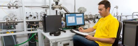 Profesional de Suto trabajando con equipo de calibración caudal de gas