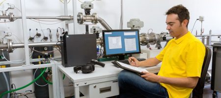 Profesional de Suto trabajando con equipo de calibración caudal de gas