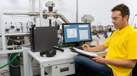 Profesional de Suto trabajando con equipo de calibración caudal de gas