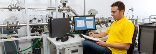 Profesional de Suto trabajando con equipo de calibración caudal de gas