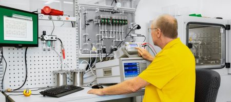 Profesional de Suto trabajando con equipo de calibración