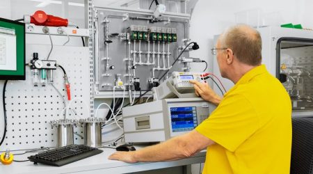 Profesional de Suto trabajando con equipo de calibración