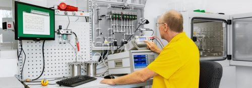 Profesional de Suto trabajando con equipo de calibración