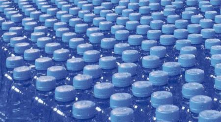 Gran cantidad de botellas plásticas de color azul
