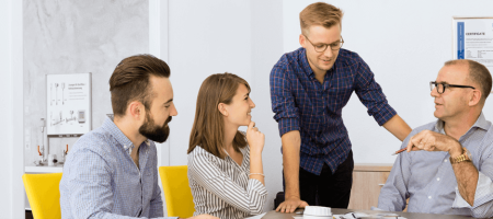 Equipo de trabajo de Suto dialogando
