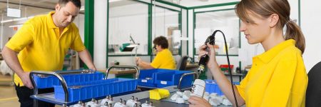 Profesionales de Suto trabajando con caudalímetros