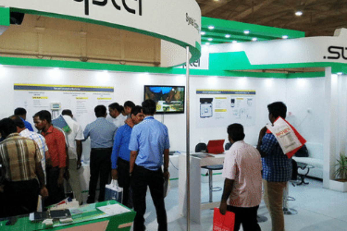 SUTO ITEC durante una exposición en la India