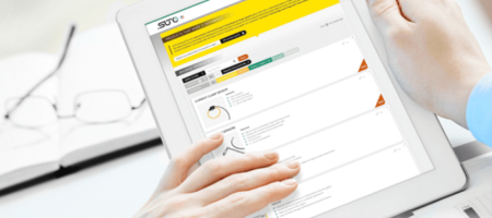 Persona en la página web de SUTO utilizando una tablet
